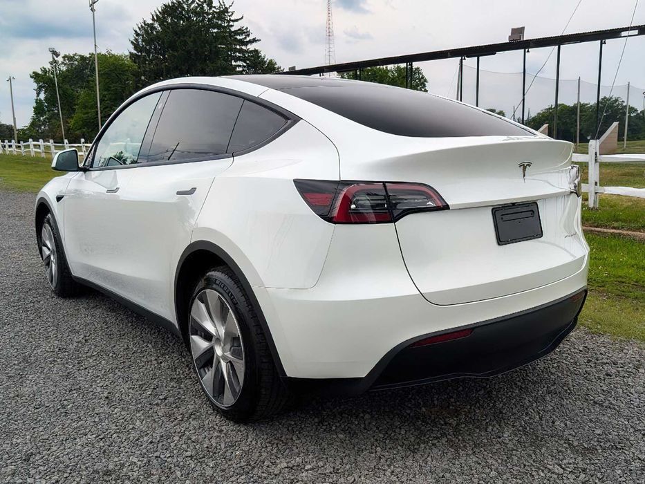 Tesla Model Y      2023