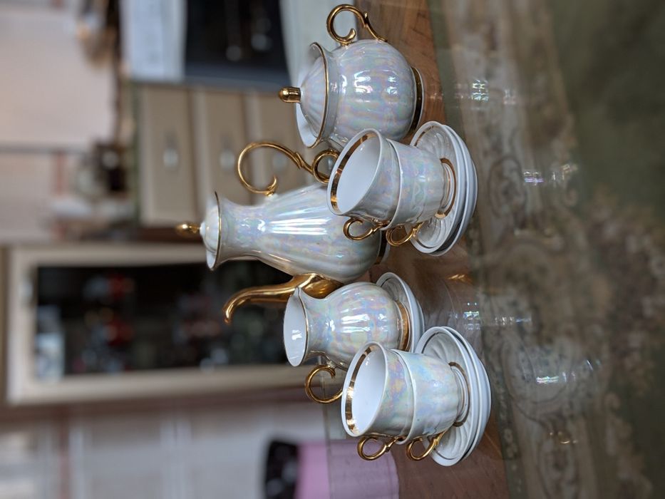 Кавовий сервіз біло-золотий