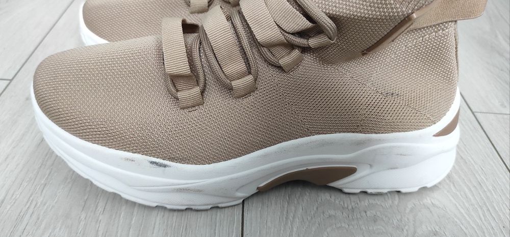 Beżowe elastyczne sneakersy r 39/40