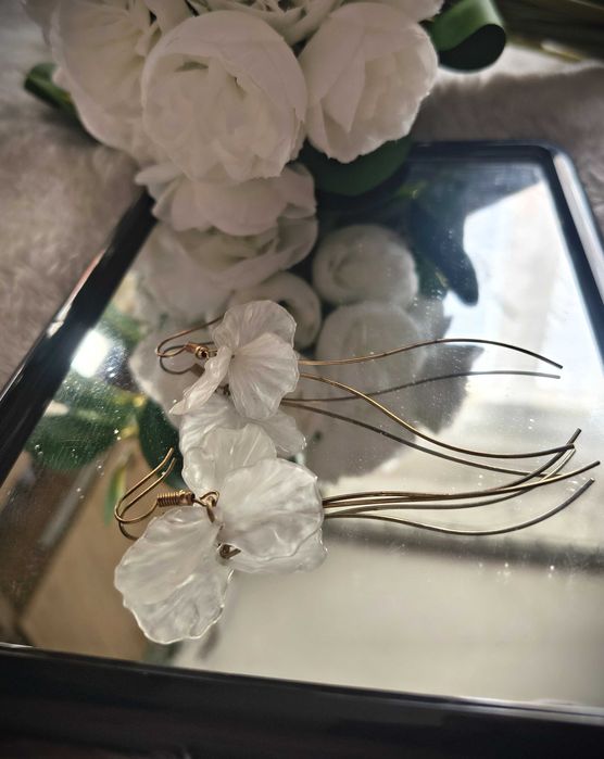 Kolczyki wiszące z białymi kwiatami, płatki kwiatów