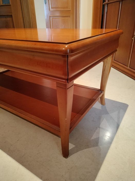 Mesa de sala em cerejeira .