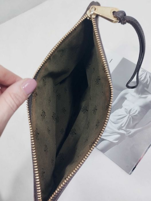 Кожанная сумка клатч коричневая золотая фурнттура
Mulberry