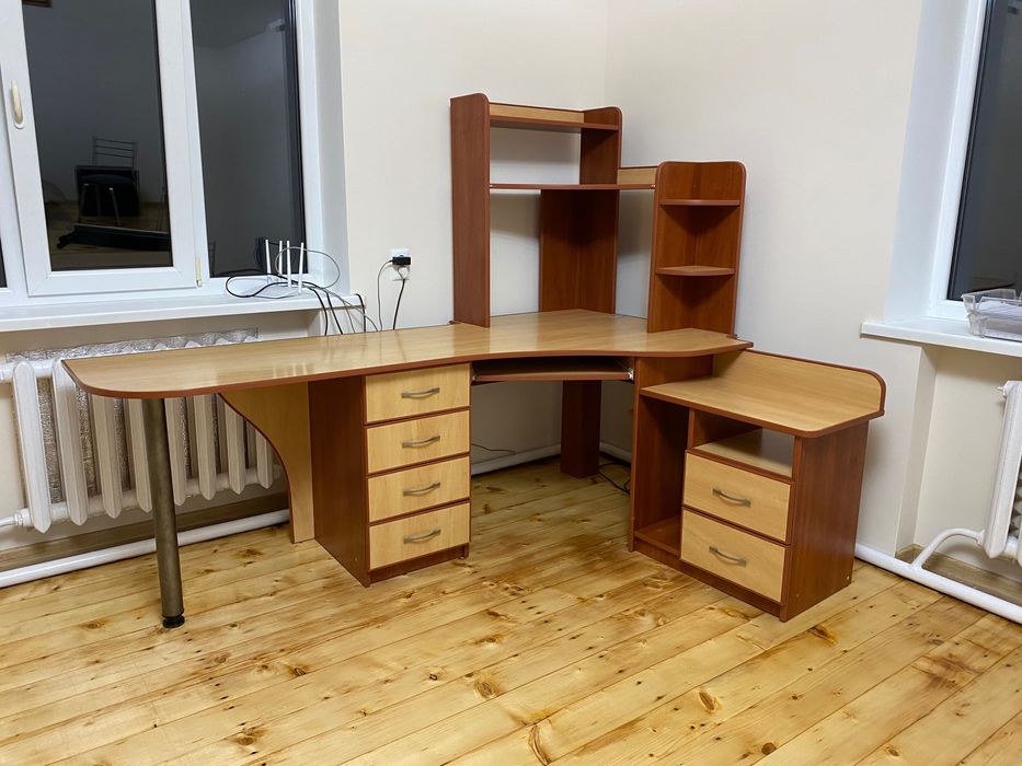 Письмовий/компʼютерний стіл