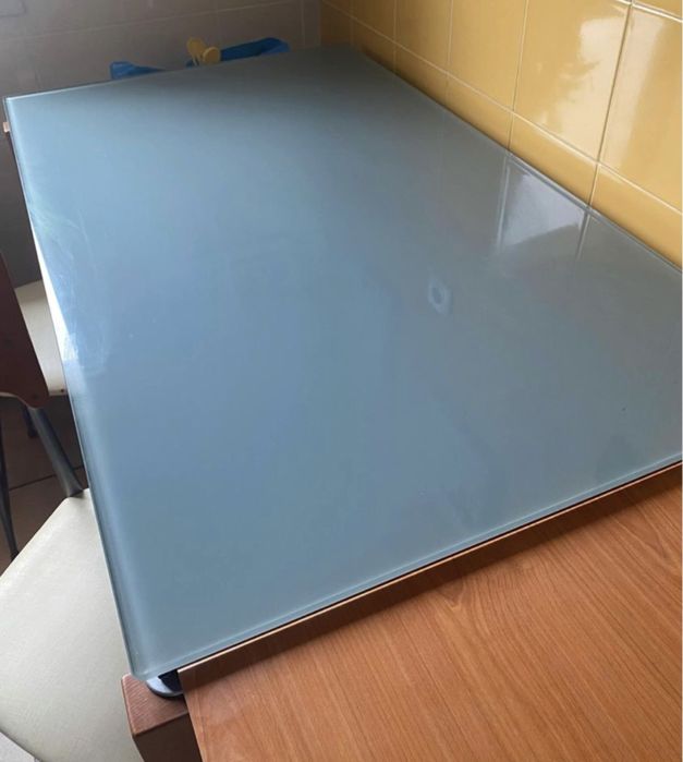 Mesa extensível tampo em vidro em cerejeira