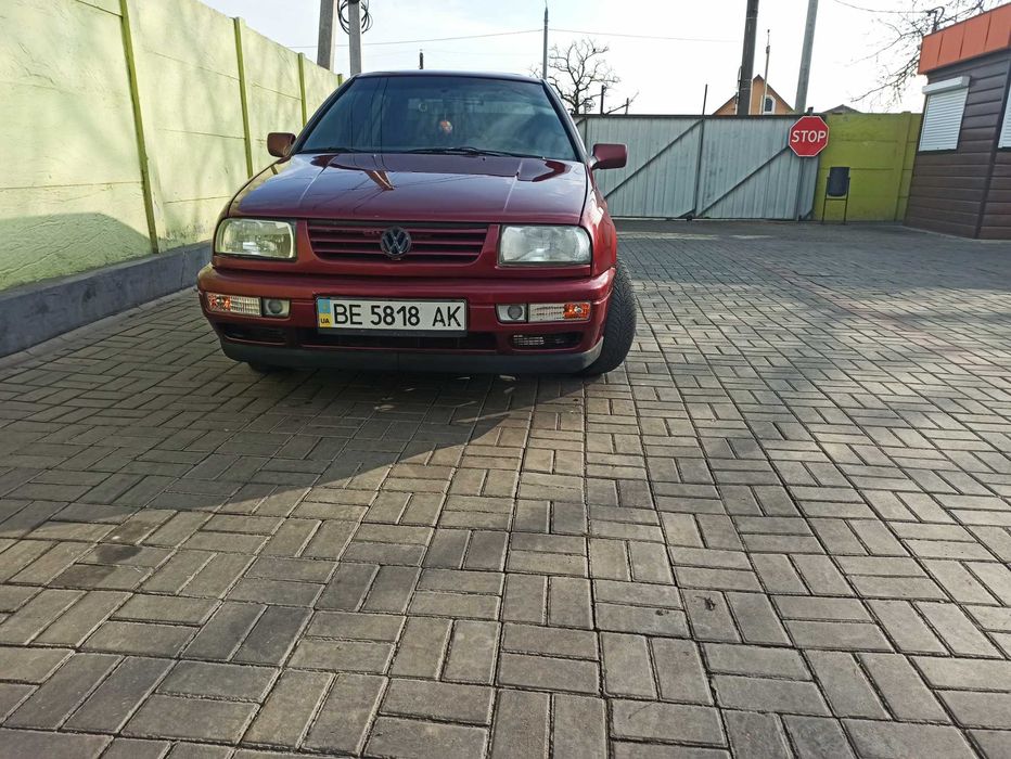 VOLKSWAGEN-VENTO CL 1.8 газ 1992г/в бордовый пурламутр 379000гр.