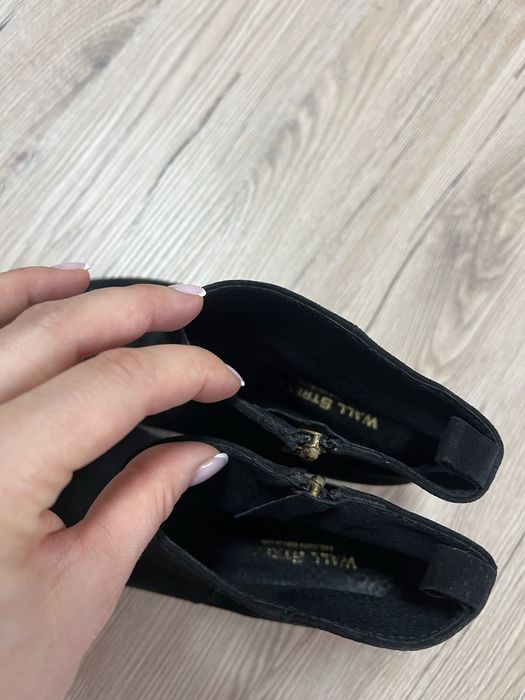 Взуття . Чобітки, замшеві, «козаки»