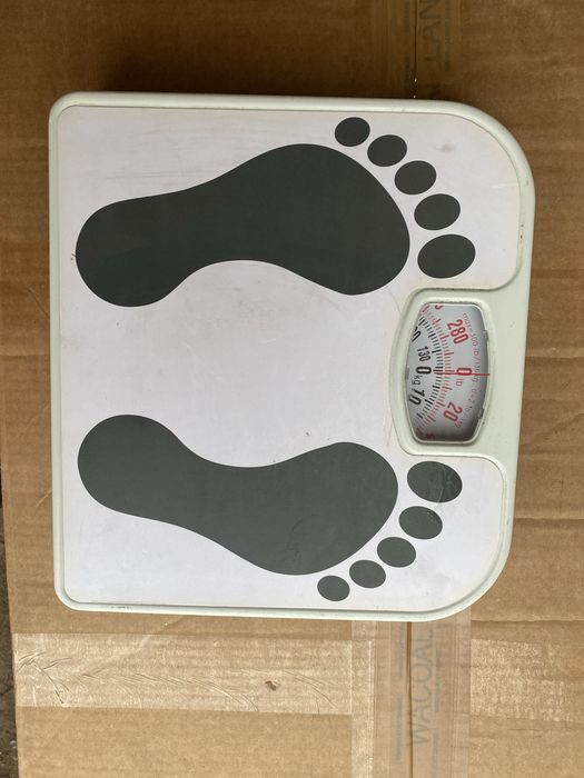 Mechaniczna waga łazienkowa 100 ptocent działa