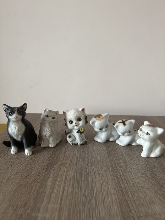 Коллекция статуэток кошек
