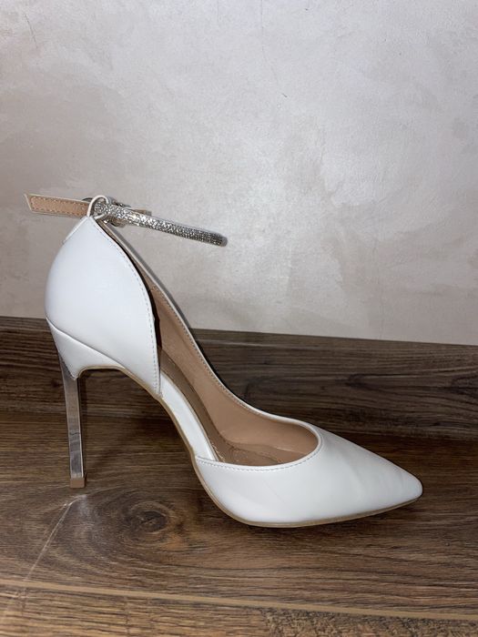 Білі туфлі човники на підборах шпильці
