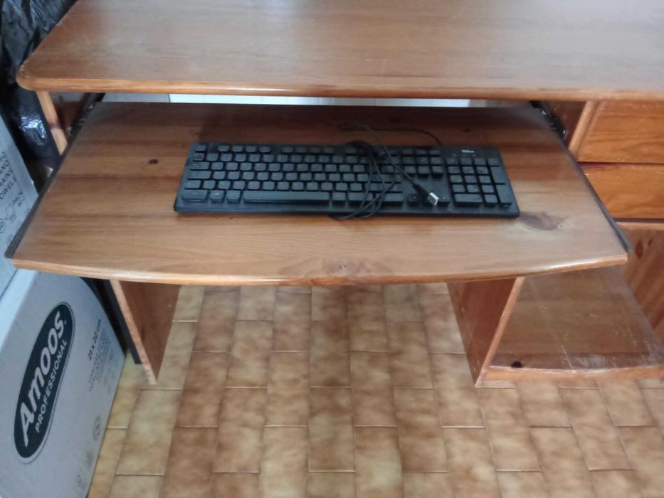 secretaria em pinho tratado cor de mel
