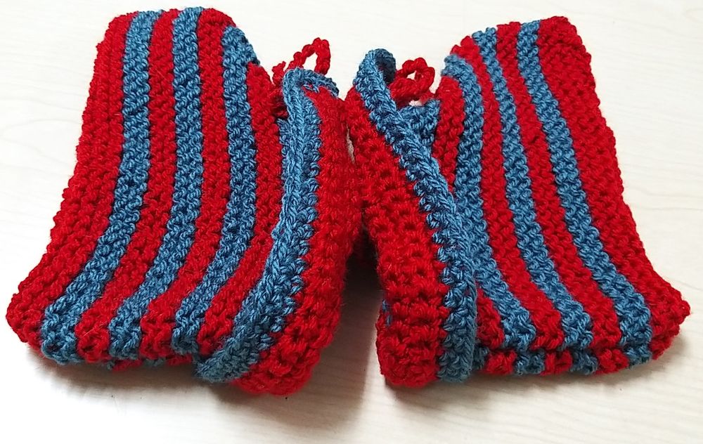 Pantufas às riscas.