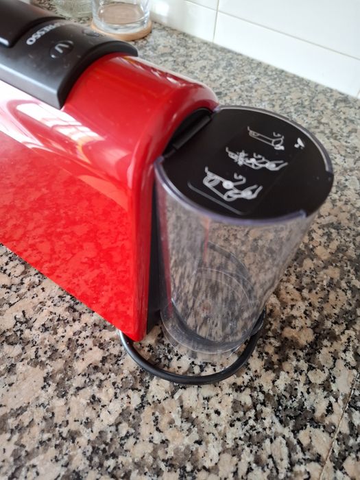 Cafeteira Nespresso com avaria.