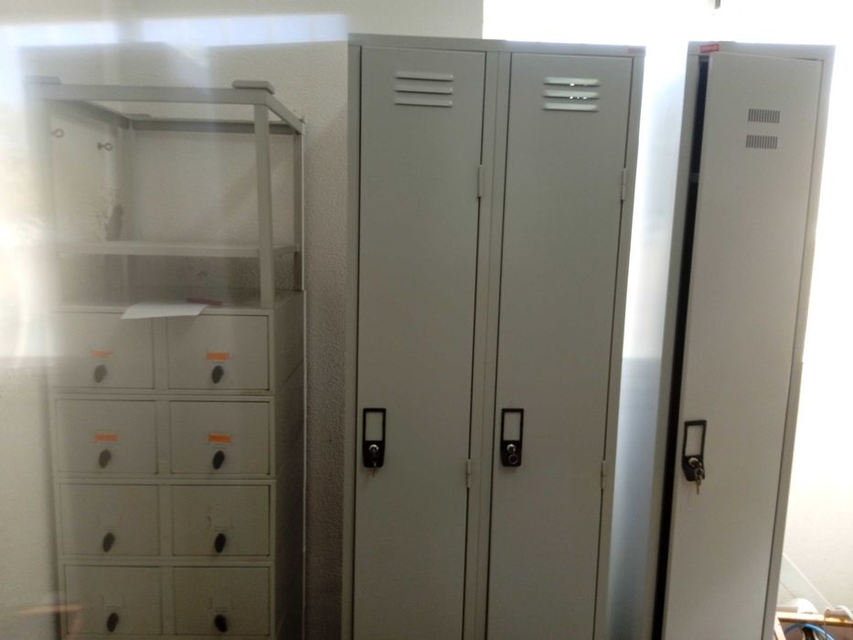 Cacifo metálico de duas portas