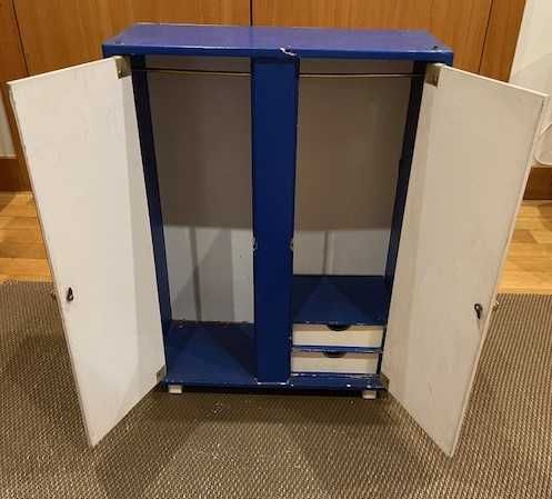 Antigo roupeiro em madeira para a boneca Nancy