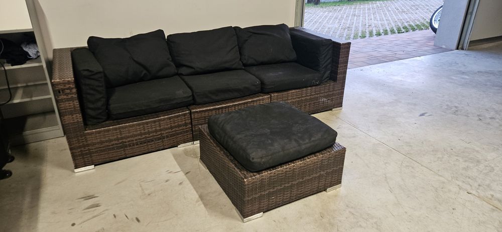 Sofa z pufą z ratanu