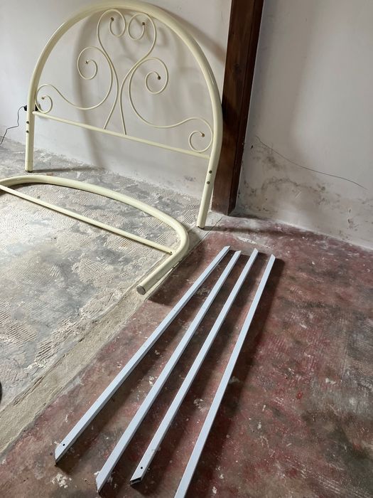 Cama vintage linda em ferro cor creme