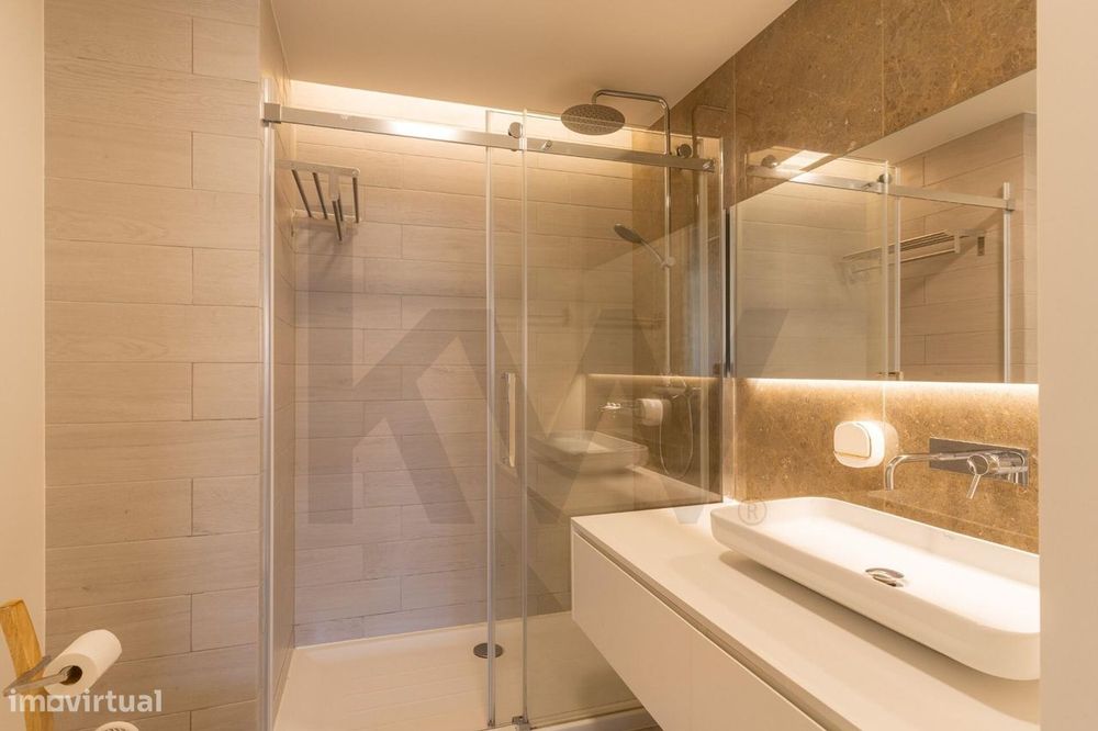 T2 com suite, varanda e 2 lugares de garagem — Condomínio com piscina,