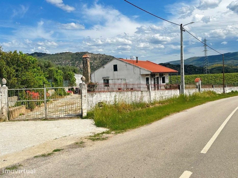 Magnifica moradia T3 com terreno e anexos situada na Horta da Vilar...