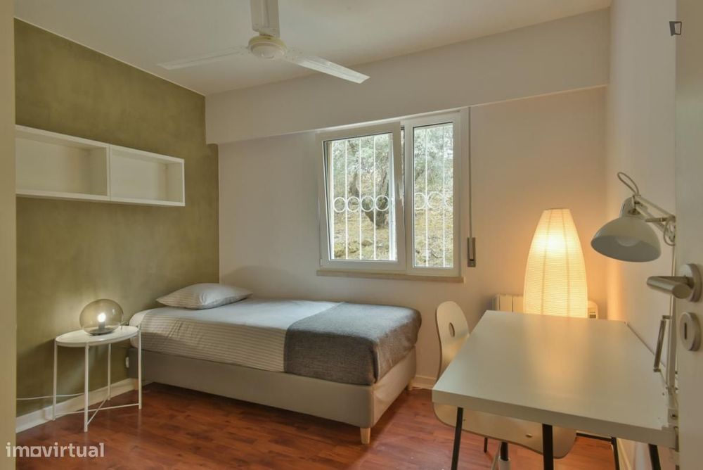 Quarto - localizado em Oeiras Lisbon