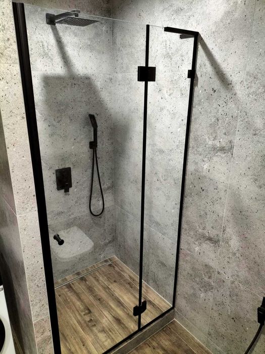 Двері в душову з гартованого скла.