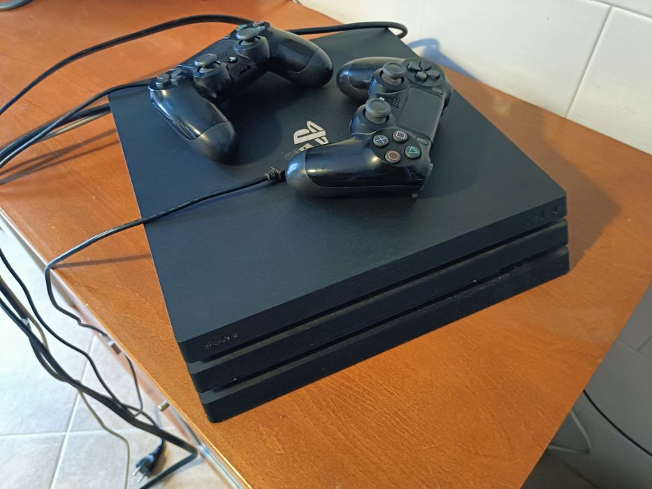 Consola PS4 em bom estado com 2 comandos