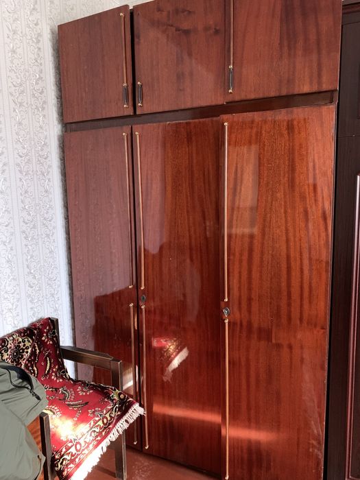 Шафа, трьохстрорчата, з антресолями