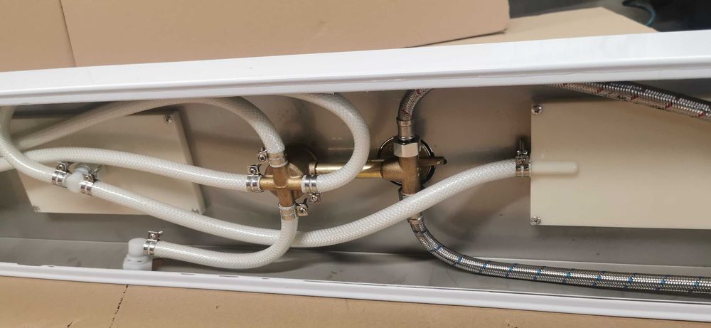 Biały nowoczesny panel prysznicowy z funkcjami hydromasażu