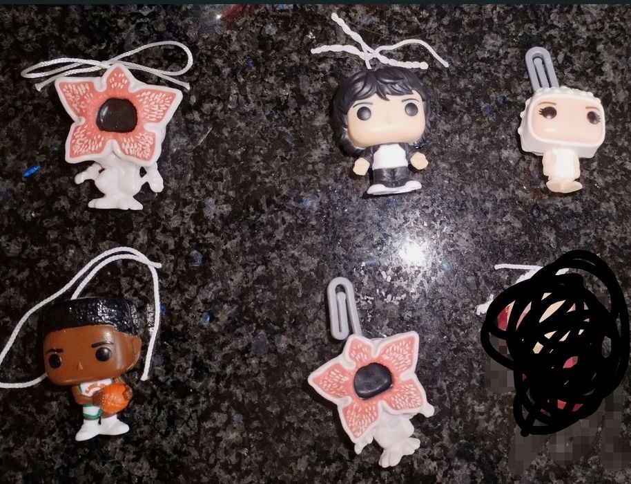 Vendo ou troco estes 6 Kinder joy Funko Stranger Things