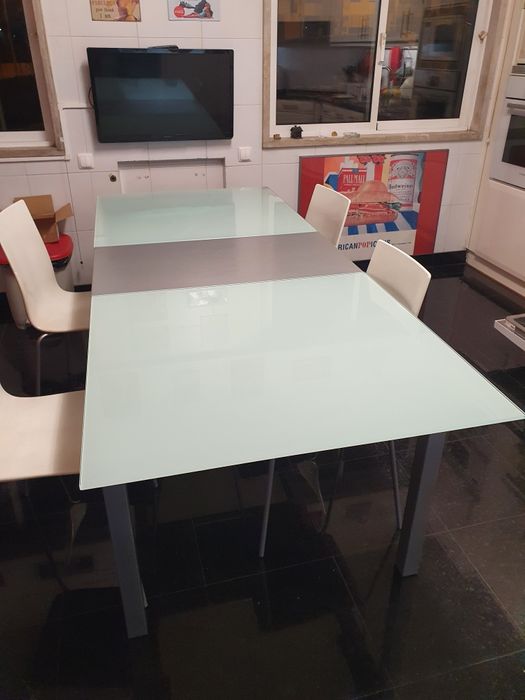 Mesa de ferro e vidro extensivel com 4 cadeiras