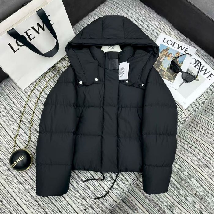 В продажі Жіночий пуховик від бренду Loewe