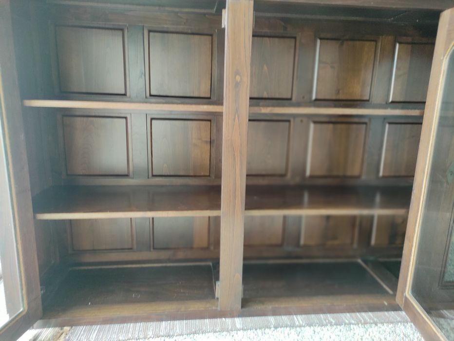 Cristaleira em madeira de castanho