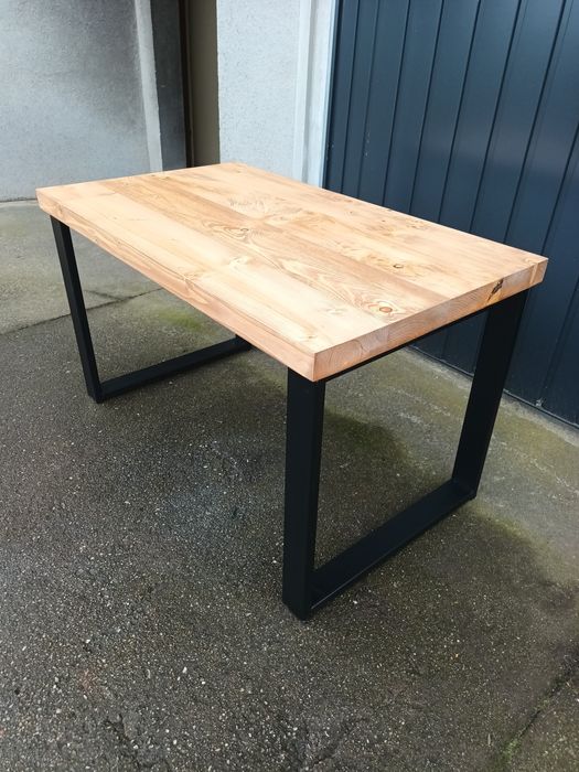 Stolik kawowy z belek drewnianych.