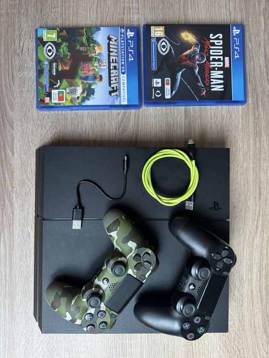 PlayStation 4 1TB com 2 comandos + jogos
