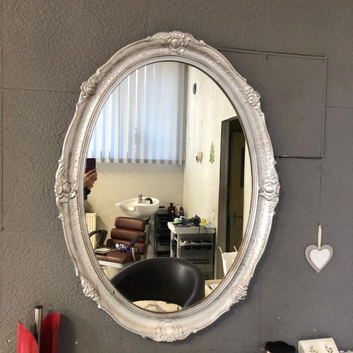 Lustro w ozdobnej ramie