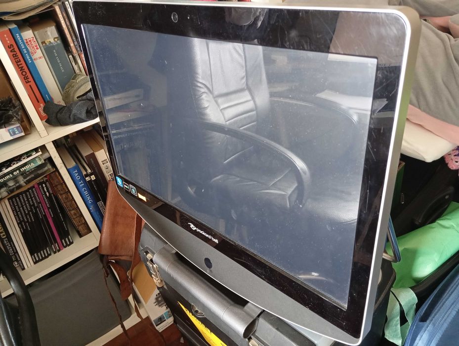 Computador all-in-one Packard Bell com 120GB de SSD, 8GB de DDR3 e ecrã tátil.