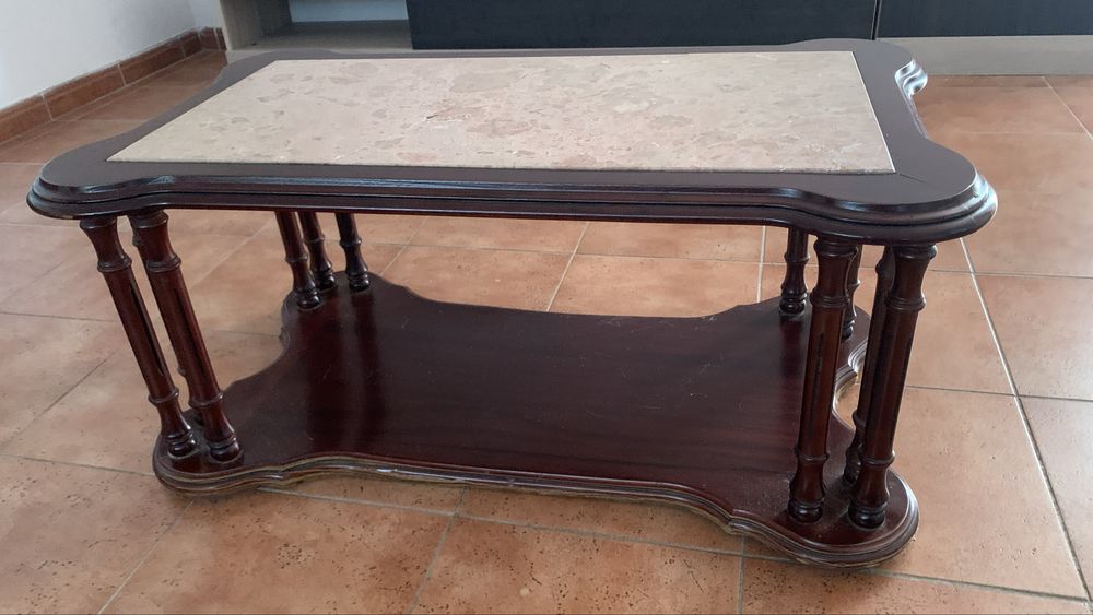 Mesa de centro em madeira e tampo em pedra marmore
