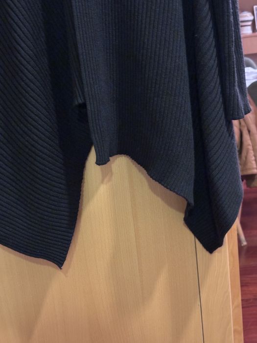 Casaco de malha de linhas modernas.