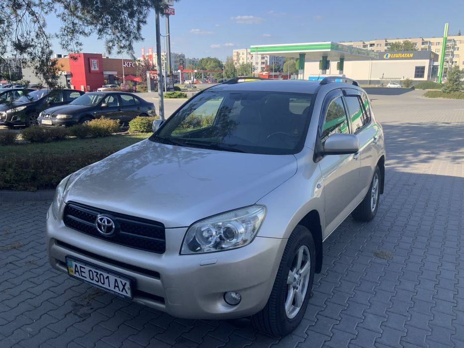Автомобіль Тайота RAV4 2006 року випуску
