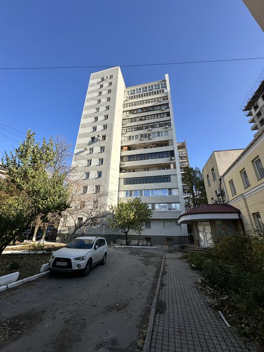 Продам  4к.квартиру в Центре"S=92м2"Князя  В.Великого-15"Б"