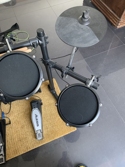 Bateria Alesis turbo Mesh kit + Aplificador Alesis activedrummer