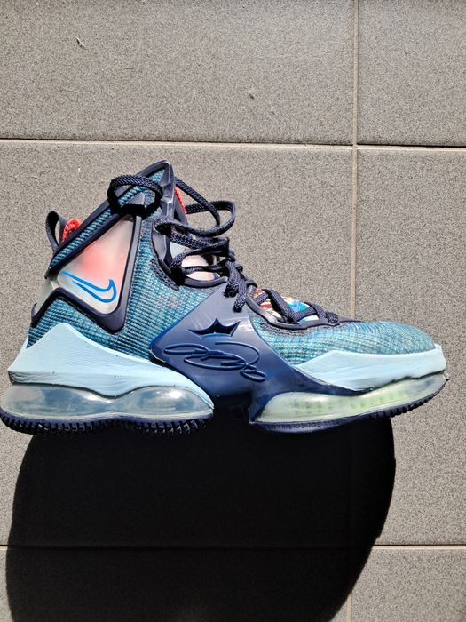 Баскетбольні кросівки Nike LeBron