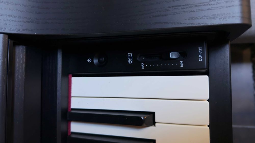 Piano Digital Yamaha CLP-735B com manuais - Como Novo