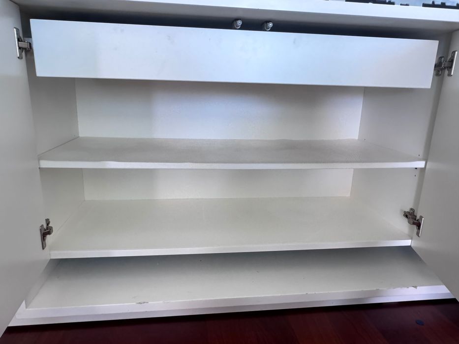 Sideboard las kasas recentemente lacado de branco