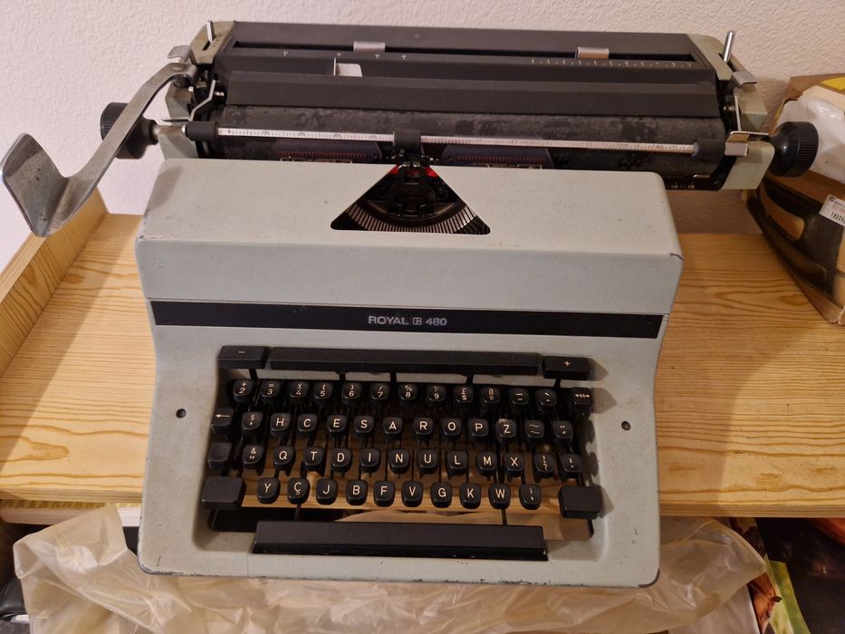 Máquina de escrever antiga Royal 480