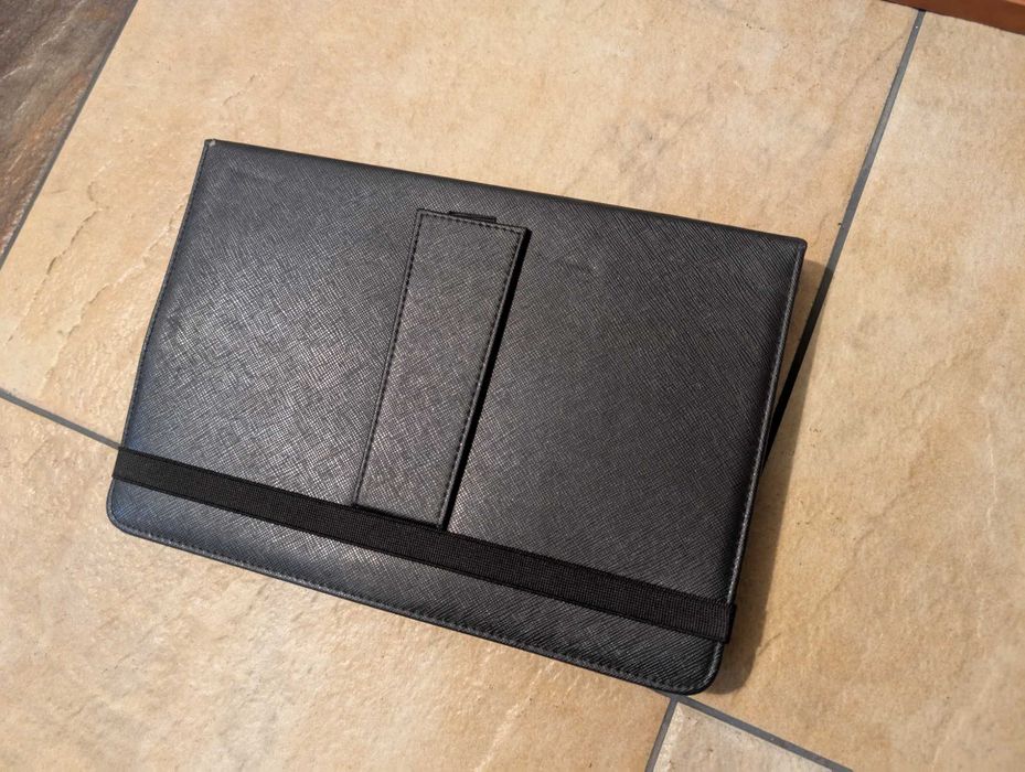 Etui na tablet z wbudowaną klawiaturą - od 10" do 11"