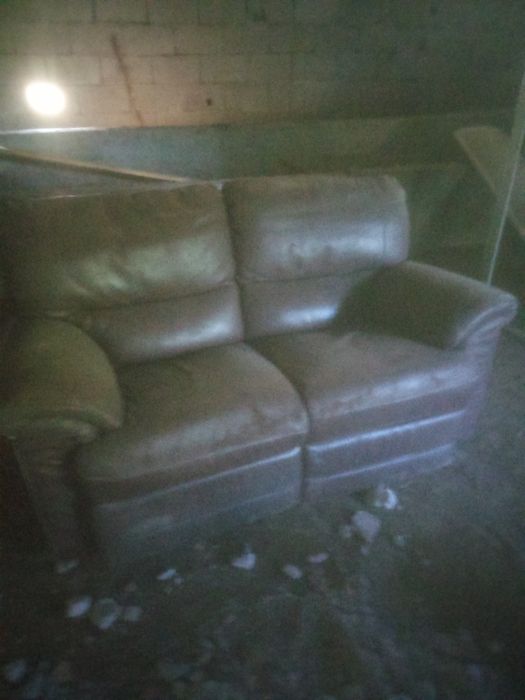 Vendo loiça de casa de banho completa da roca e um sofá em pele de dois lugares extensíveis