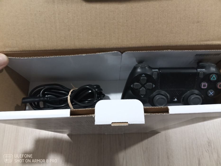 PS4 Slim na caixa excelente estado, como nova