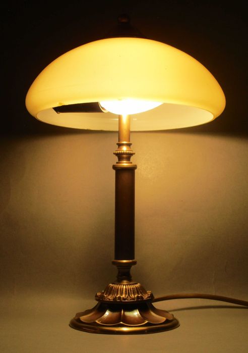 Stara, mosiężna lampka nocna.