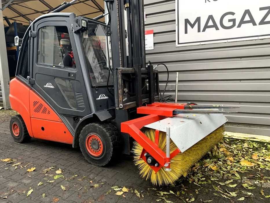 Zamiatarka hydrauliczna z koszem do wózka widłowego - 160 cm