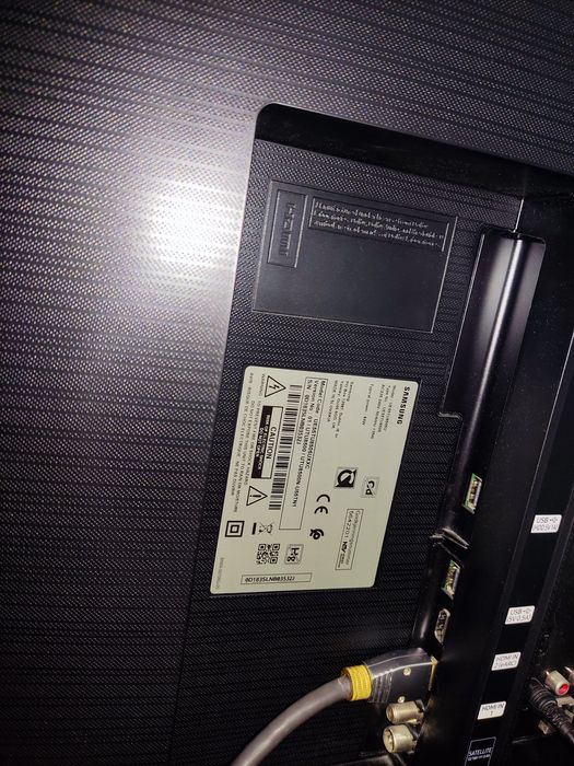 TV Samsung 55'' modelo UE55TU8505 (ecrã rachado)